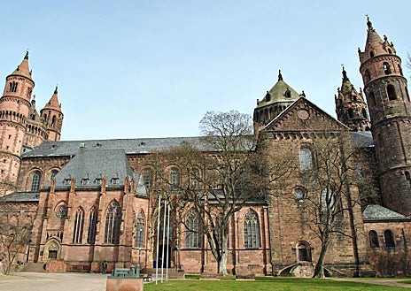 Imagen secundaria 1 - Siguiendo la ruta, la Catedral de Milán. Debajo, la de Worms, en Alemania. Retrato de Fernando Álvarez de Toledo y Pimentel, III Duque de Alba, primero en utilizar esta ruta