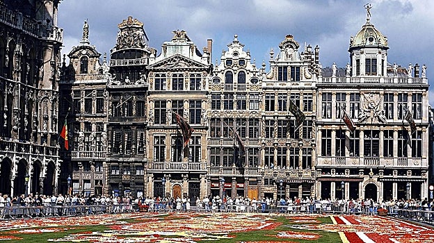 Gran Plaza de Bruselas. La fachada a la derecha es la Casa del Rey de España, que alberga un busto de Carlos II