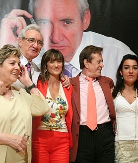 Imagen secundaria 2 - Arriba, en el programa Se llama Copla, junto a Eva González, Rosario Mohedano y Lolita. Abajo, en una instantánea con María del Monte y (a la derecha) junto al equipo radiofónico de Luis del Olmo 