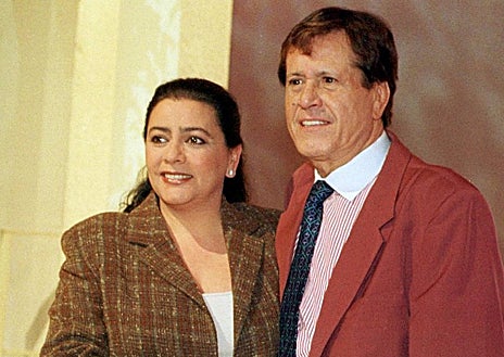 Imagen secundaria 1 - Arriba, en el programa Se llama Copla, junto a Eva González, Rosario Mohedano y Lolita. Abajo, en una instantánea con María del Monte y (a la derecha) junto al equipo radiofónico de Luis del Olmo 