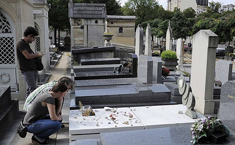 Imagen principal - Los turistas viajan a París para visitar las tumbas de Cortázar, en Montparnasse, y Oscar Wilde, en Père Lachaise; y a Londres para recorre el cementerio victoriano de Highgate 