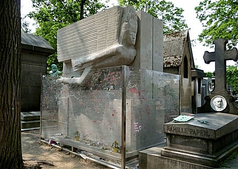 Imagen secundaria 1 - Los turistas viajan a París para visitar las tumbas de Cortázar, en Montparnasse, y Oscar Wilde, en Père Lachaise; y a Londres para recorre el cementerio victoriano de Highgate 