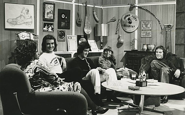 Imagen principal - Juan Carlos Calderón, El Dúo Dinámico y Mari Trini. Debajo, el artista fotografiado en 1975 en el sofá y en 1970