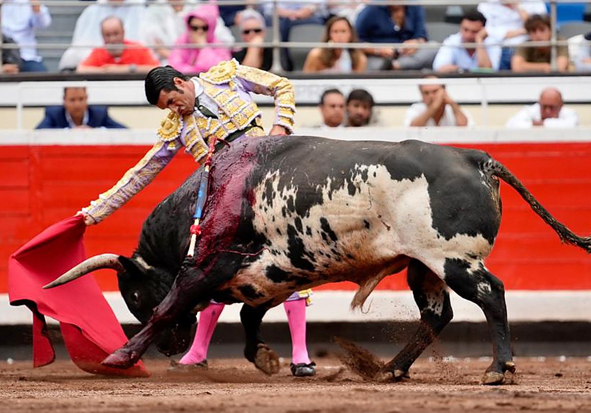 Emilio de Justo, en un derechazo al segundo toro