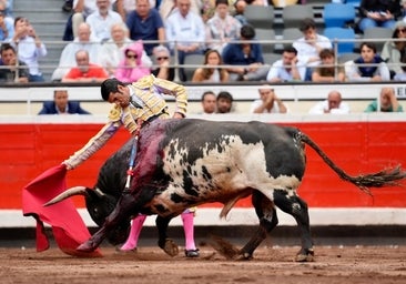 Emilio de Justo y Ginés Marín iluminan las sombras de Zalduendo
