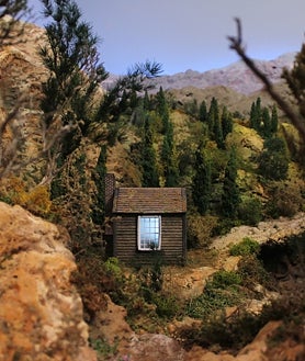 Imagen secundaria 2 - Arriba, 'Niño durmiendo', de la serie 'Estratos'. Sobre estas líneas, otras obras de la autora, como 'Casa' (a la derecha)