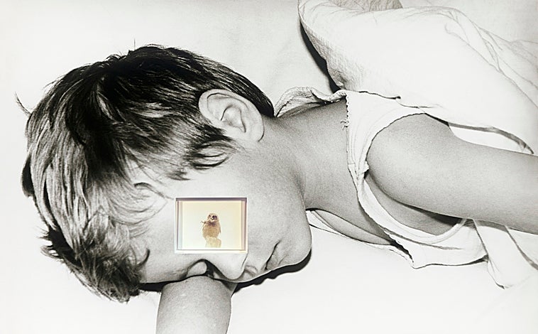 Imagen principal - Arriba, 'Niño durmiendo', de la serie 'Estratos'. Sobre estas líneas, otras obras de la autora, como 'Casa' (a la derecha)