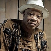 El músico Salif Keïta, asesor cultural del golpe militar en Mali: «La democracia no es buena para África»