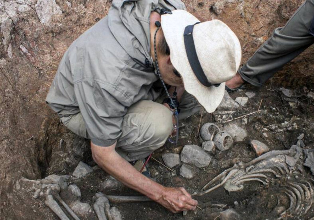 Uno de los arqueólogos, en la excavación de la tumba