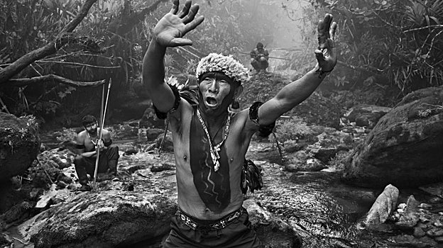 'Chamán yanomami realiza un ritual antes de la subida al Pico da Neblina. Estado de Amazonas, Brasil' (2014)