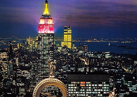 Imagen secundaria 1 - Arriba, obra de Estíbaliz Sadaba en  Espacio Alexandra. Sobre estas líneas, obras de Ciuco Gutiérez en Siboney. A la derecha, obra del archivo de Marie Høeg y Bolette Berg