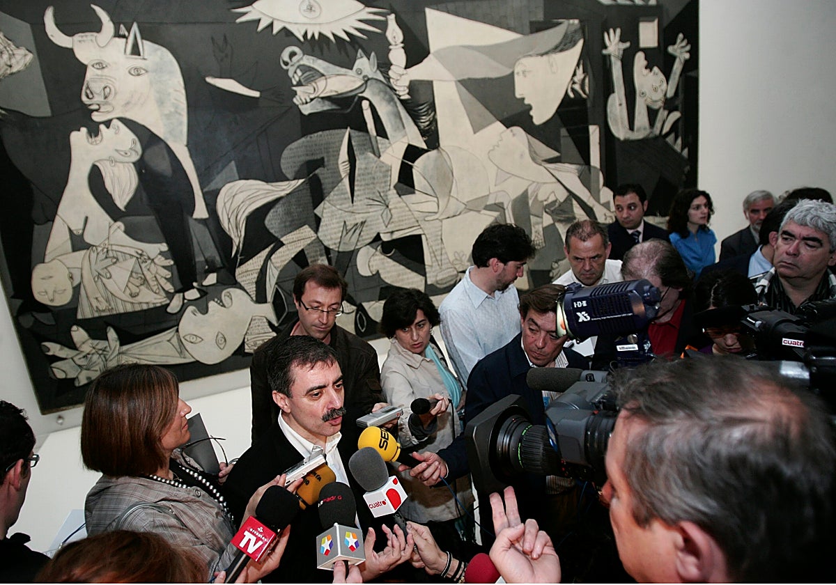 El exdirector del Reina Sofía, Manuel Borja-Villel, atendiendo a la prensa ante el 'Guernica' en 2008