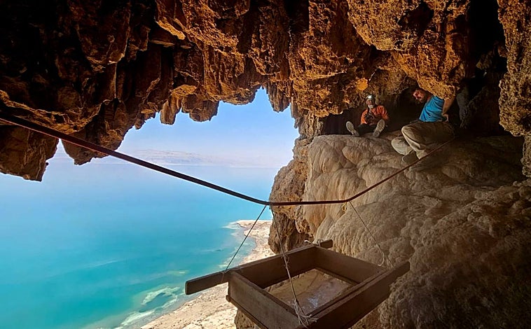 Imagen principal - Excavaciones en la cueva donde fueron halladas las cuatro espadas