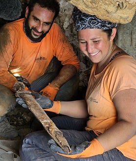 Imagen secundaria 2 - Excavaciones en la cueva donde fueron halladas las cuatro espadas