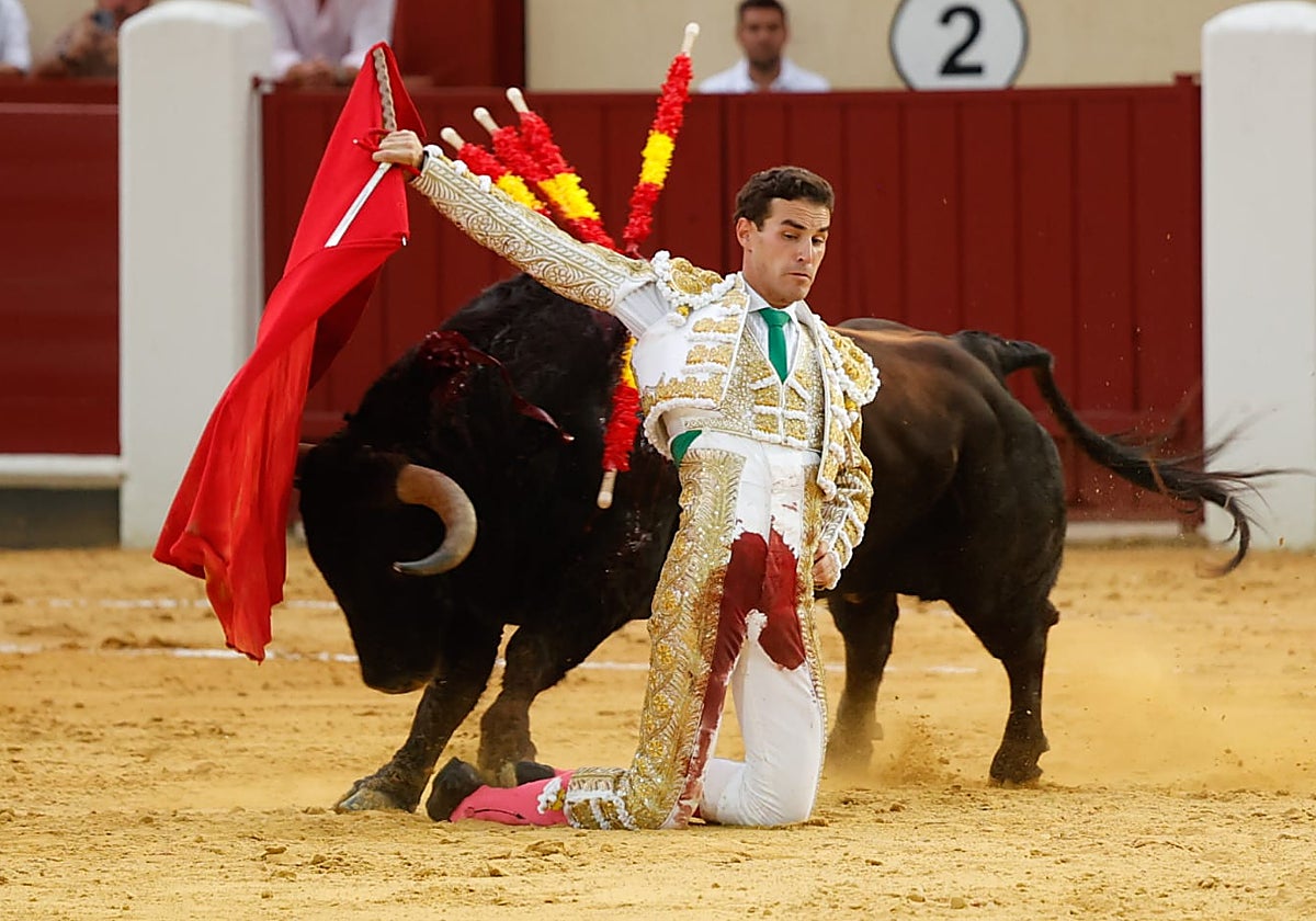 Fernando Adrián, en un pase cambiado por la espalda en la apertura de faena al sexto