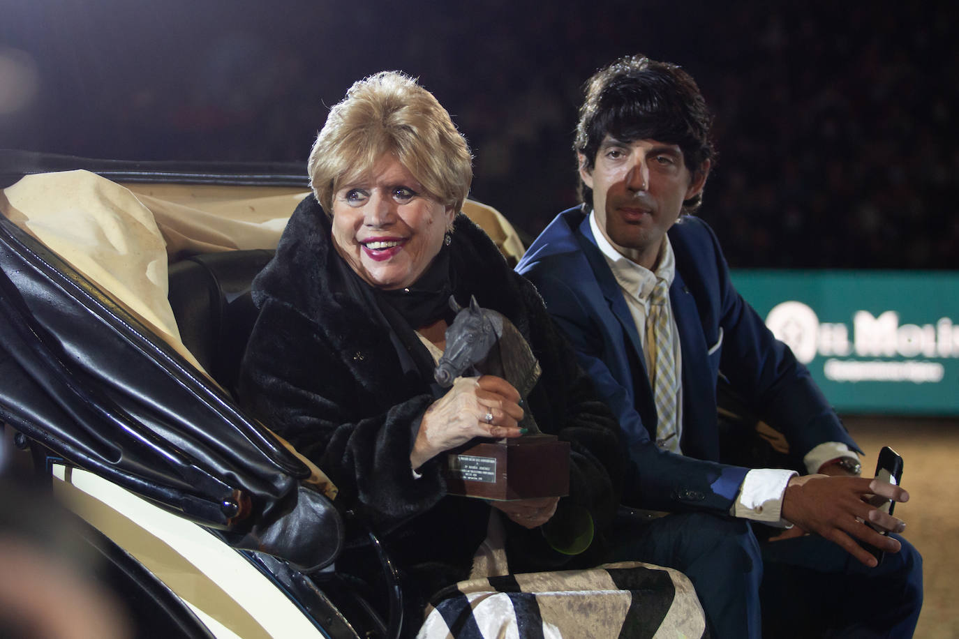 La cantante sevillana cuando llegó a los premios SICAB 2021 en un coche de caballos