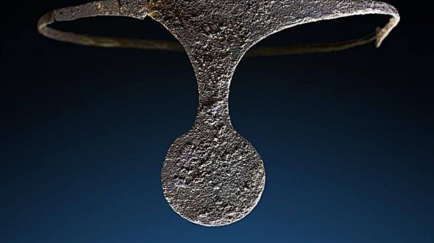 Diadema de plata hallada en la tumba 38 de La Almoloya