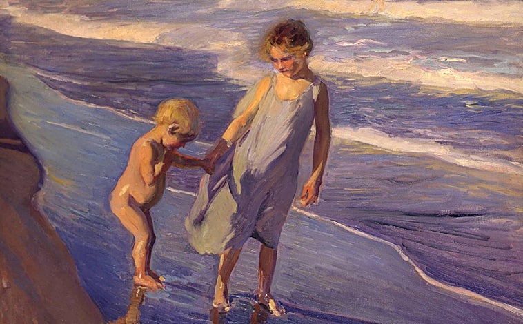 Imagen principal - Arriba, 'Niños en la playa', Valencia, 1904. Estudio para 'Verano'. Guggenheim Partners Art Holdings, LLC. Sobre estas líneas, a la izquierda, 'Barcas. Playa de Valencia', Valencia, 1908. A la derecha, 'Elenita vestida de menina', Madrid, 1903. Colección privada