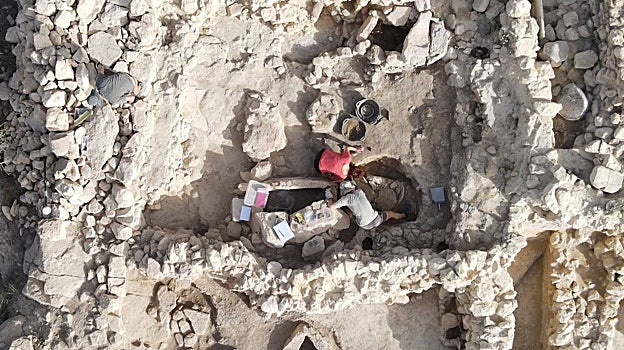 Los arqueólogos, limpiando la tumba 149 en La Almoloya