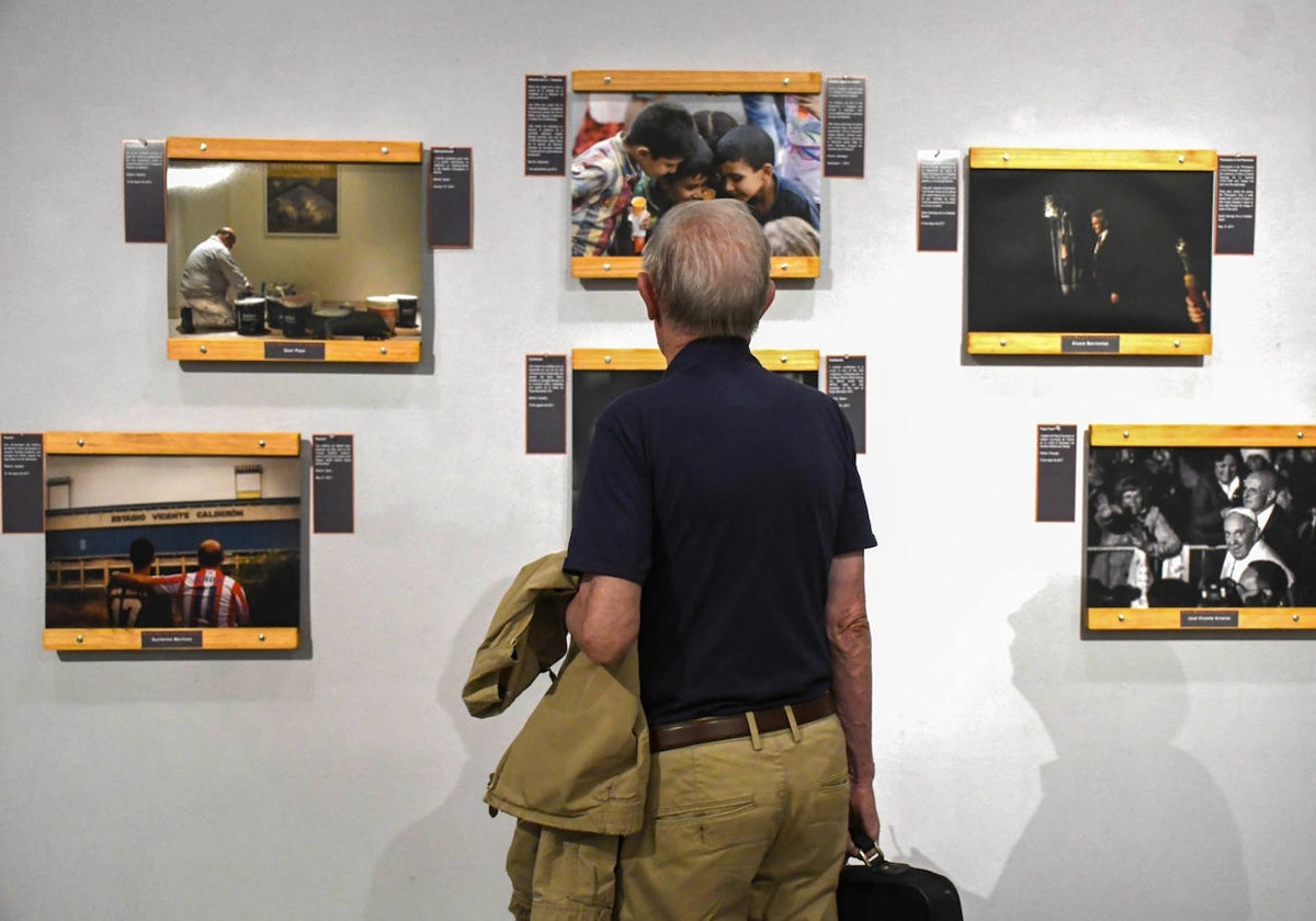 Visitante de la exposición 'Premio Nacional de Fotoperiodismo', en la Alhóndiga de Sevilla