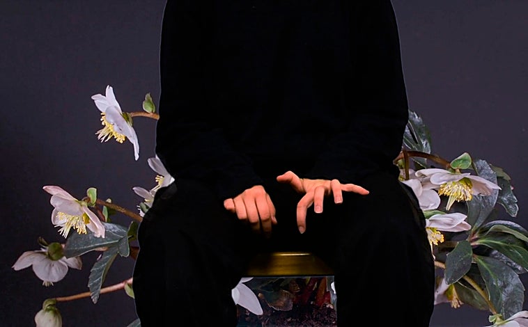 Imagen principal - Sobre estas líneas, 'Null', de Sara Díaz y 'Mirar al sol' de Sara Martín Vázquez. Arriba, 'Lo que perece' de Carmen Parra