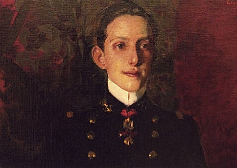 Imagen secundaria 1 - Arriba, una mujer contempla 'Desnudo femenino', de 1902. Es el particular homenaje de Sorolla a Velázquez y su 'Venus del espejo'. Propiedad de la familia Sorolla. Sobre estas líneas, a la izquierda, 'El Rey Alfonso XIII'. Estudio para la pintura 'La Regencia', 1903. Colección Cristina Heeren Noble. A la derecha, 'Desnudo femenino de espaldas'. Colección privada