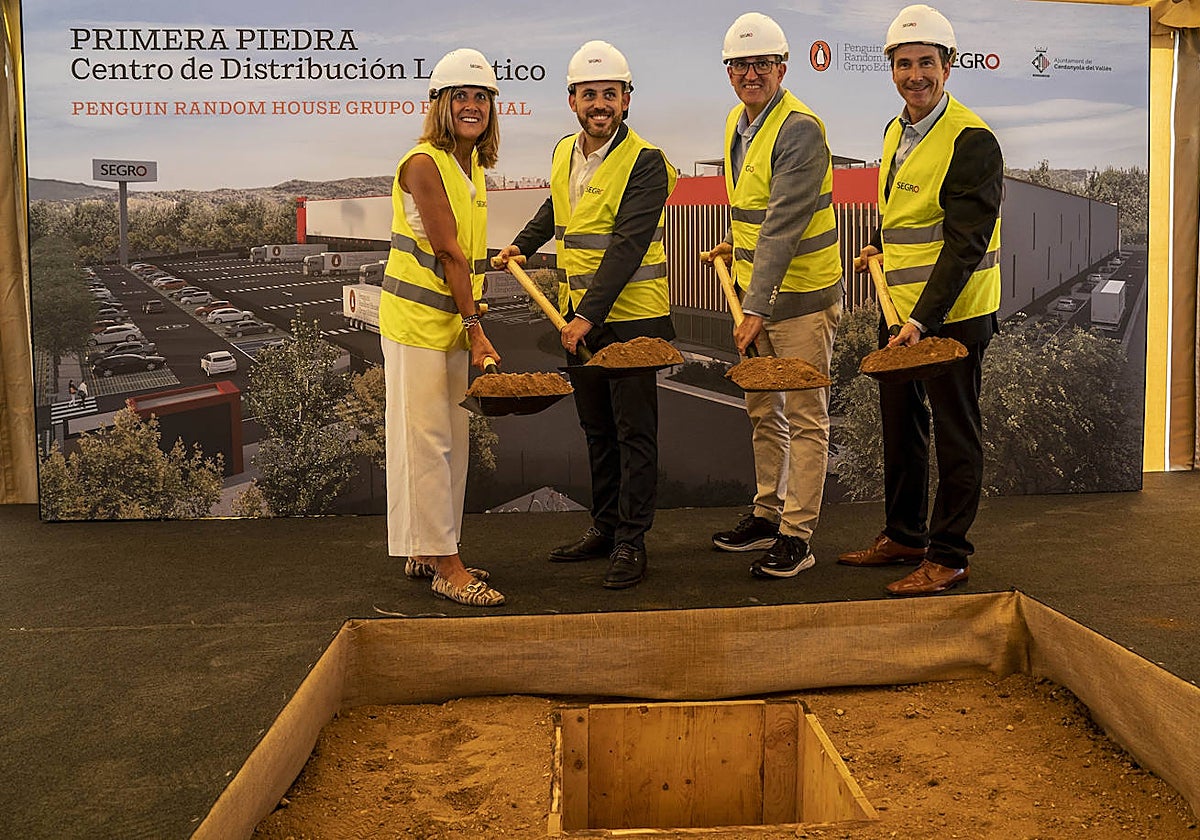 Núria Cabutí, David Alcázar, Miquel Illa y y Carlos Cordón colocando la primera piedra del nuevo centro de distribución