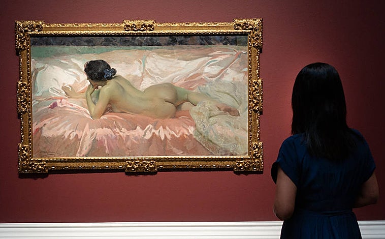 Imagen principal - Arriba, una mujer contempla 'Desnudo femenino', de 1902. Es el particular homenaje de Sorolla a Velázquez y su 'Venus del espejo'. Propiedad de la familia Sorolla. Sobre estas líneas, a la izquierda, 'El Rey Alfonso XIII'. Estudio para la pintura 'La Regencia', 1903. Colección Cristina Heeren Noble. A la derecha, 'Desnudo femenino de espaldas'. Colección privada