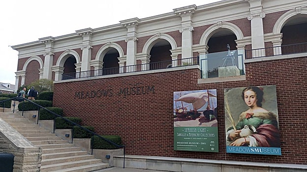 Fachada del Meadows Museum de Dallas. En primer plano, anuncio de la exposición de Sorolla