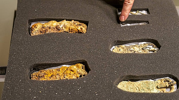 Broches de cinturón y otros objetos rescatados en los dos depósitos visigodos