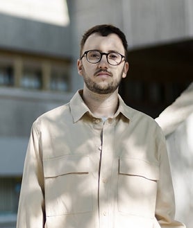 Imagen secundaria 2 - De arriba abajo: Richard, abuelo de Ricardo Dudda, fue policía del Tercer Reich; el autor, de niño con su padre, y foto de Dudda