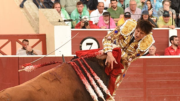 Roca Rey resultó prendido por el tercer toro