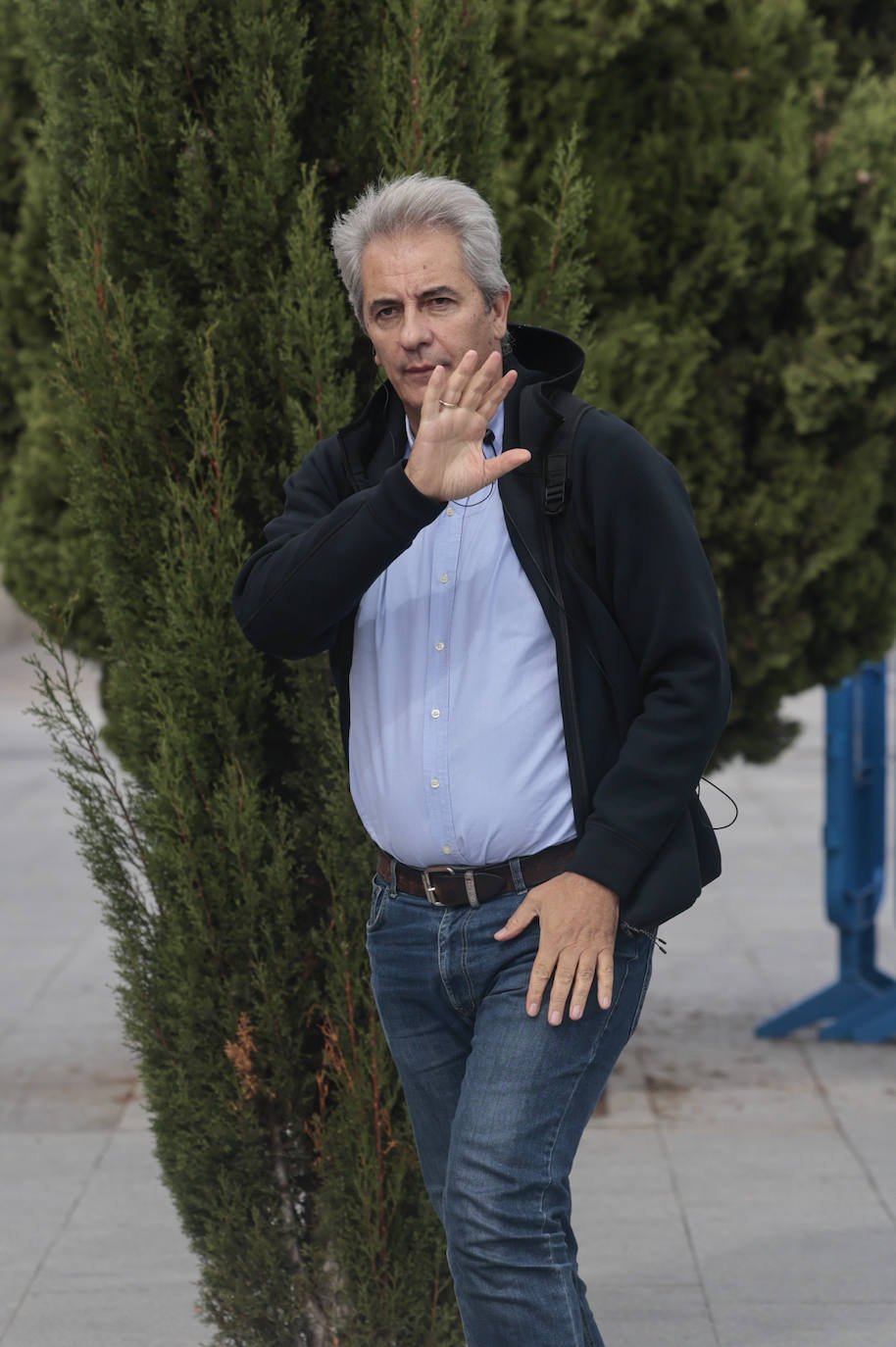 El periodista Manolo Lama llega a la capilla ardiente de su compañero de profesión Pepe Domingo Castaño, fallecido a los 80 años