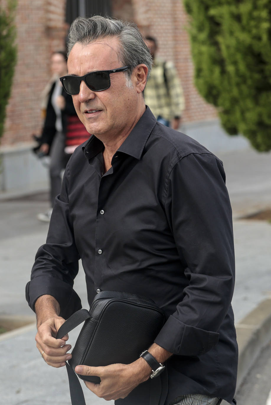 El periodista José Ribagorda llega a la capilla ardiente de Pepe Domingo Castaño