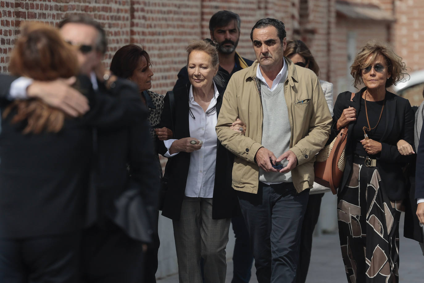 María Teresa Vega (c), viuda del periodista Pepe Domingo Castaño, a su llegada al tanatorio de Pozuelo (Madrid) donde se ha instalado la capilla ardiente del popular comunicador