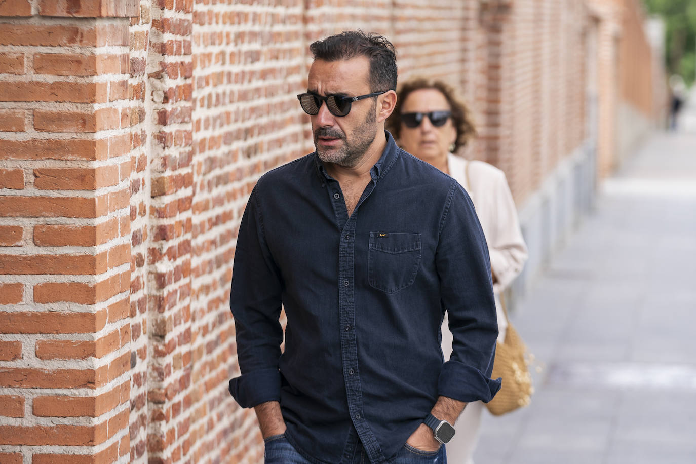 El periodista deportivo Juanma Castaño a su llegada al tanatorio de Pozuelo de Alarcón