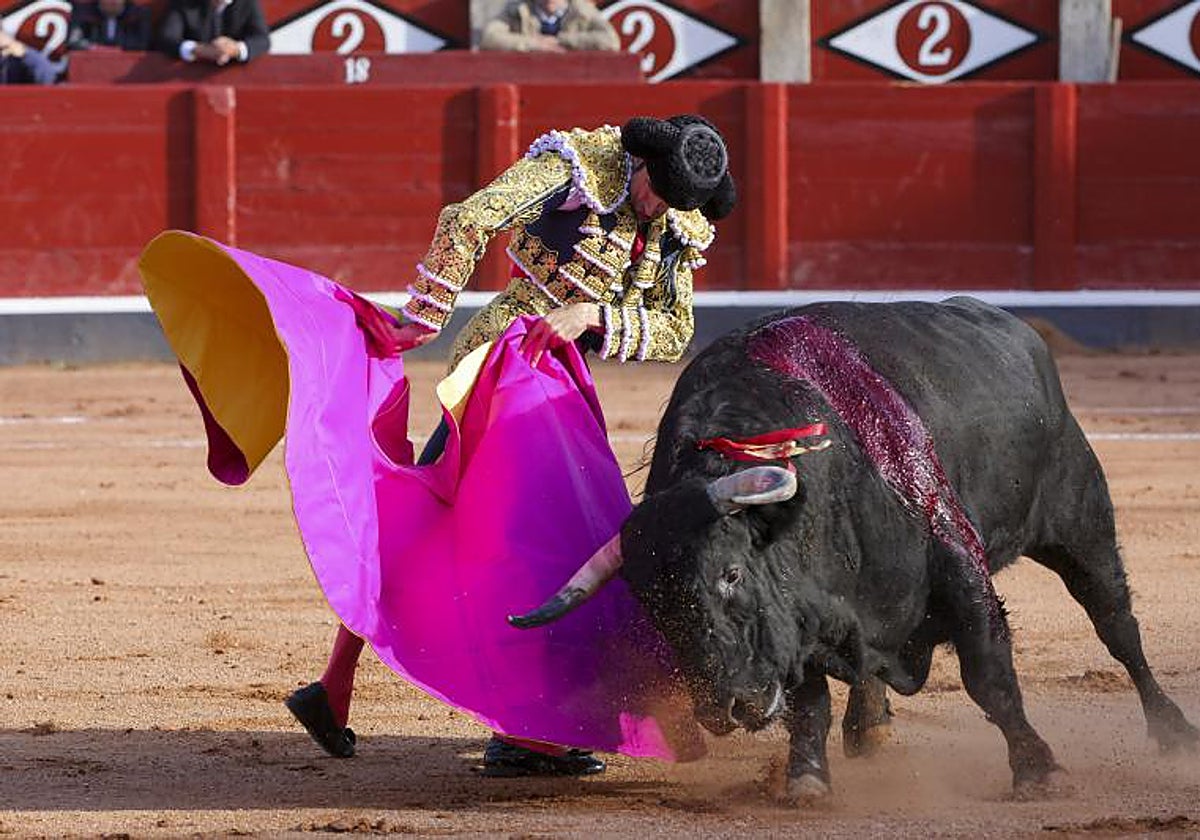 Emilio de Justo remata con una media