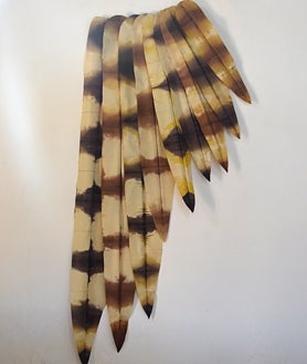 Imagen secundaria 2 - Sobre estas líneas, plato de María Tinaut en Rosa Santos. A su lado, 'Faisana', de Belén Rodríguez en Juan Silió. Arriba, una de las pinturas de Lola Bosshard (José de la Mano)