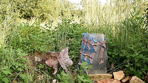 'Top Skirt' y 'Open skirt'. Vista de la exposición 'Garden Shed'. Huesca, 2023.