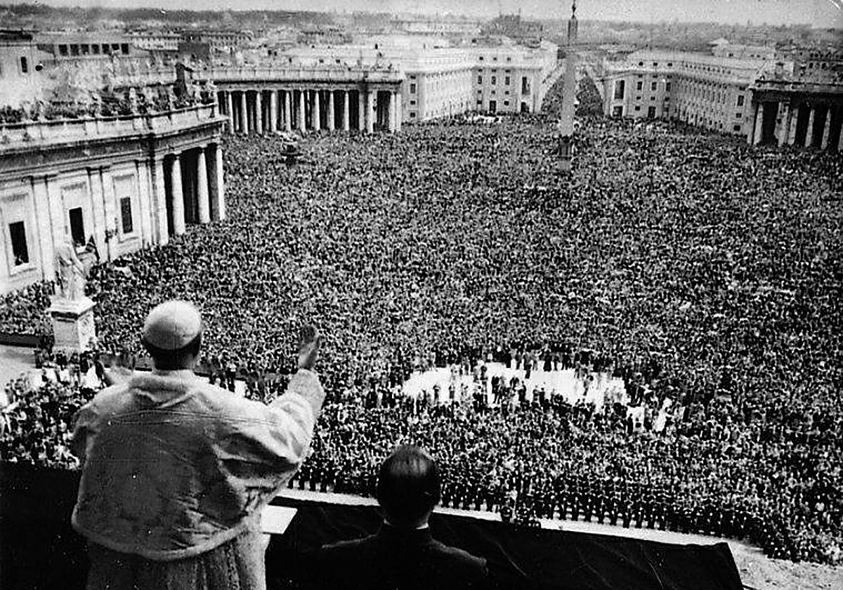 El Papa Pío XII impartiendo su bendición en la Plaza de San Pedro
