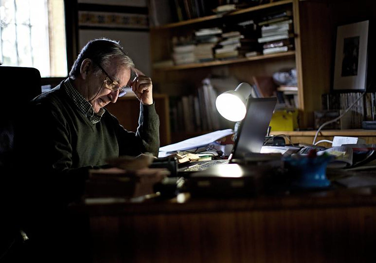 Rafael Chirbes (Valencia, 1949-2015) en su mesa de trabajo