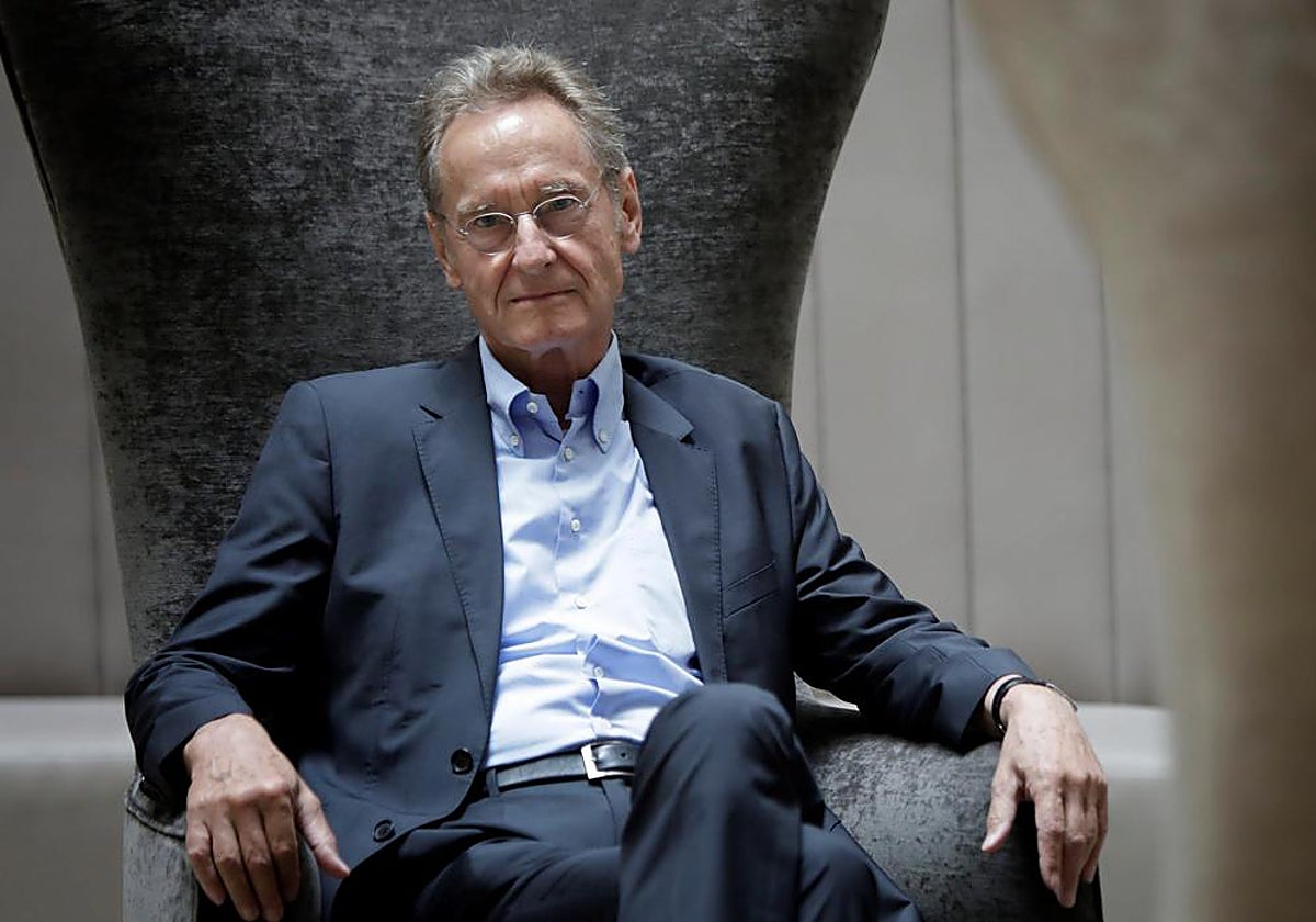 Bernhard Schlink (Bielefeld, 1944) es jurista y escritor