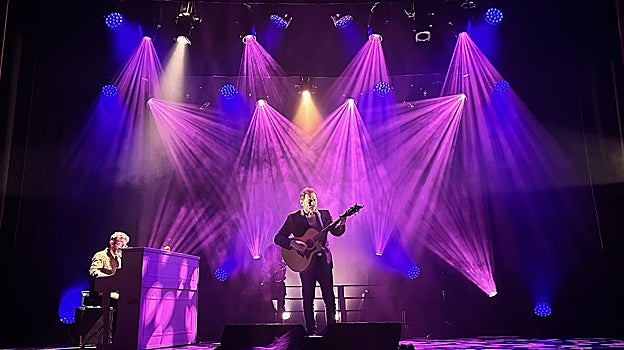 Ismael Serrano en el teatro Salón Cervantes de Alcalá de Henares