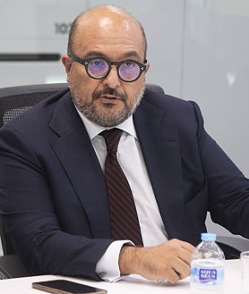 Imagen secundaria 2 - El ministro Gennaro Sangiuliani es un viejo lector de ABC y quiso visitar la redacción aprovechando su viaje a España para la cumbre de ministros de la UE. Arriba, a su llegada, tras abrir un ejemplar. En las otras, junto al director de ABC, Julián Quirós, en la redacción y durante un momento de la entrevista.