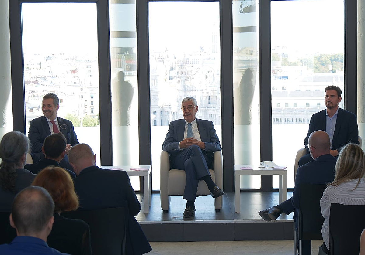 Mariano de Paco, Juan Miguel Hernández León y Valerio Rocco, durante la presentación de temporada del Círculo de Bellas Artes