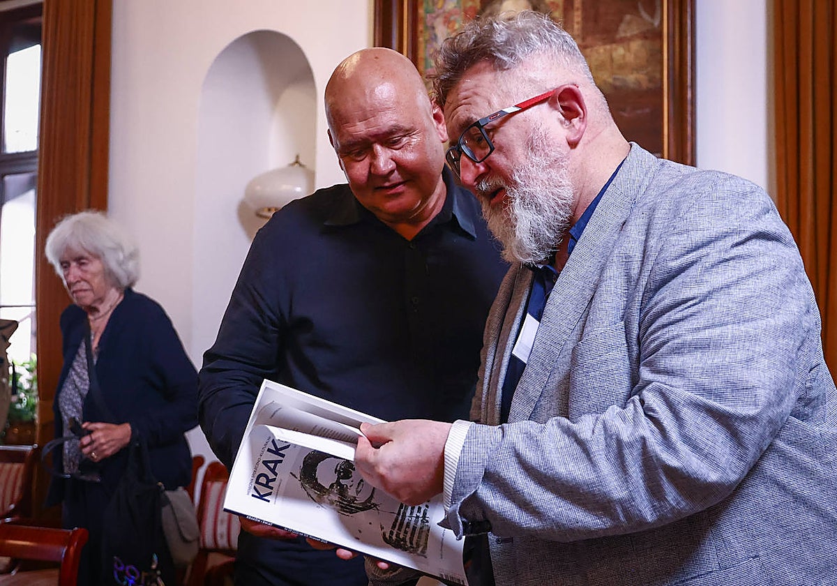 Bartosz Szydlowski, director de teatro polaco, y Witold Beres, escritor y cineasta