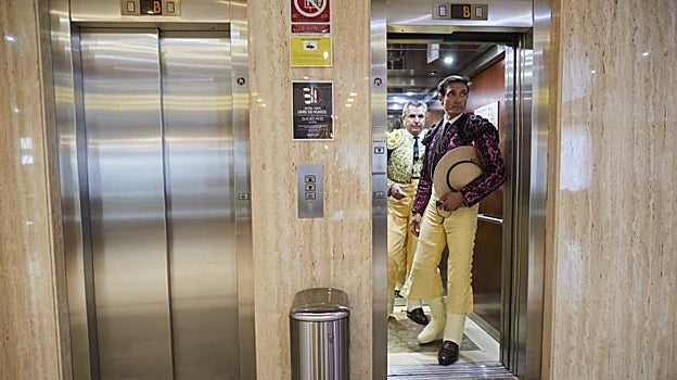Los picadores José Antonio Barroso y Salvador Núñez salen del ascensor para emprender el camino a la plaza