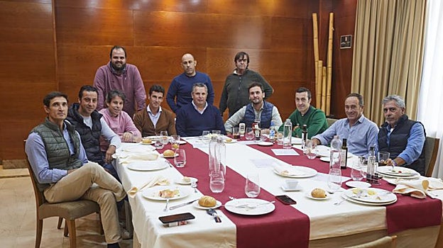 La cuadrila, la otra gran familiade El Juli, come en el restauriante del hotel Vincci de Salamanca antes de subir a descansar a la habitación