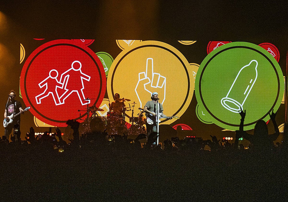 Los Blink 182 en el inicio de su concierto en el WiZink