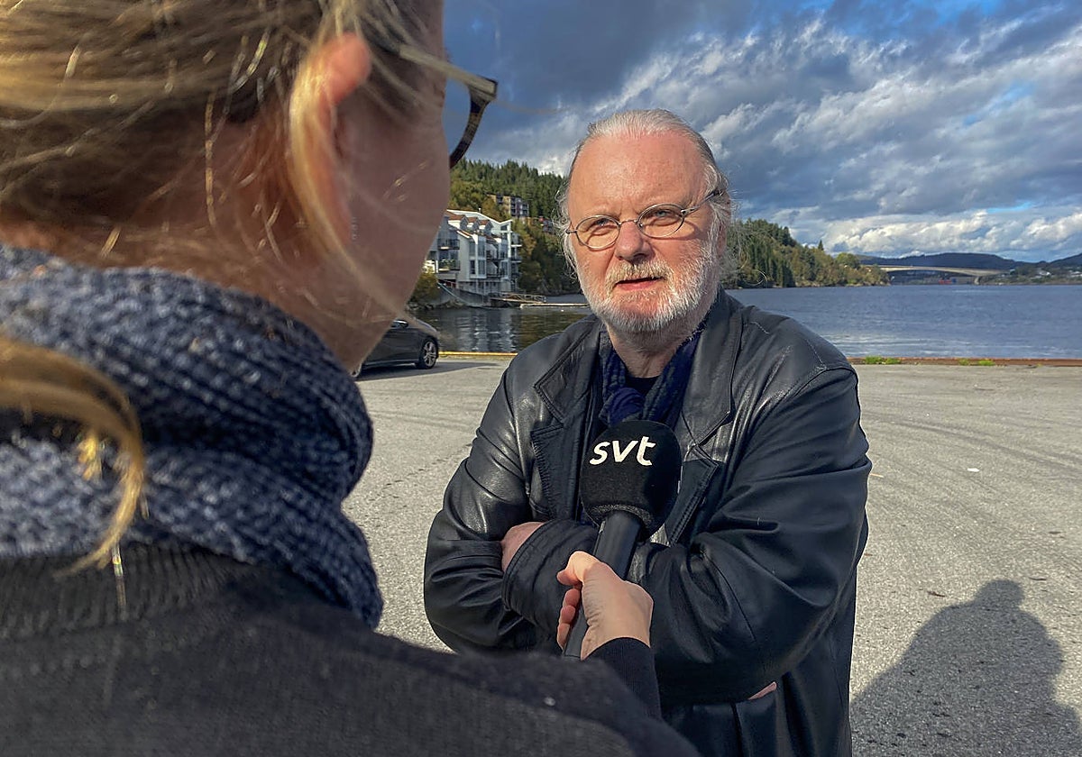 Jon Fosse atiende a los medios en la localidad costera de Freikhaug tras conocer que había ganado el Nobel de Literatura